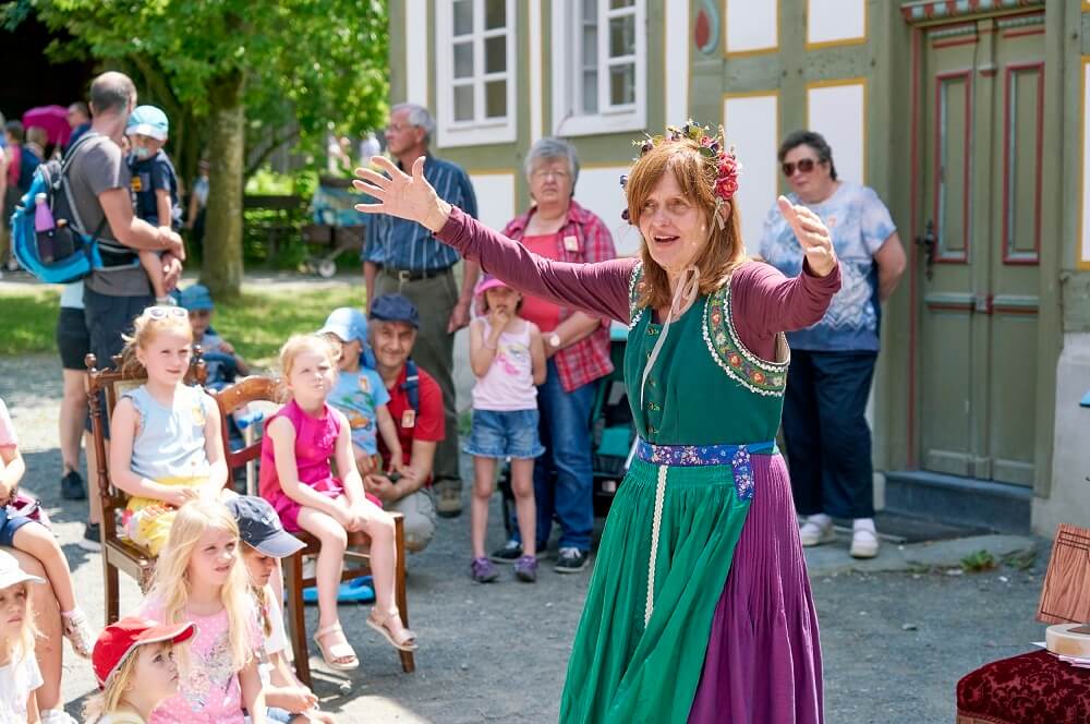 Vorführungen wie etwa der Märchentag sind im Hessenpark absolute Highlights für die kleinen Kinder